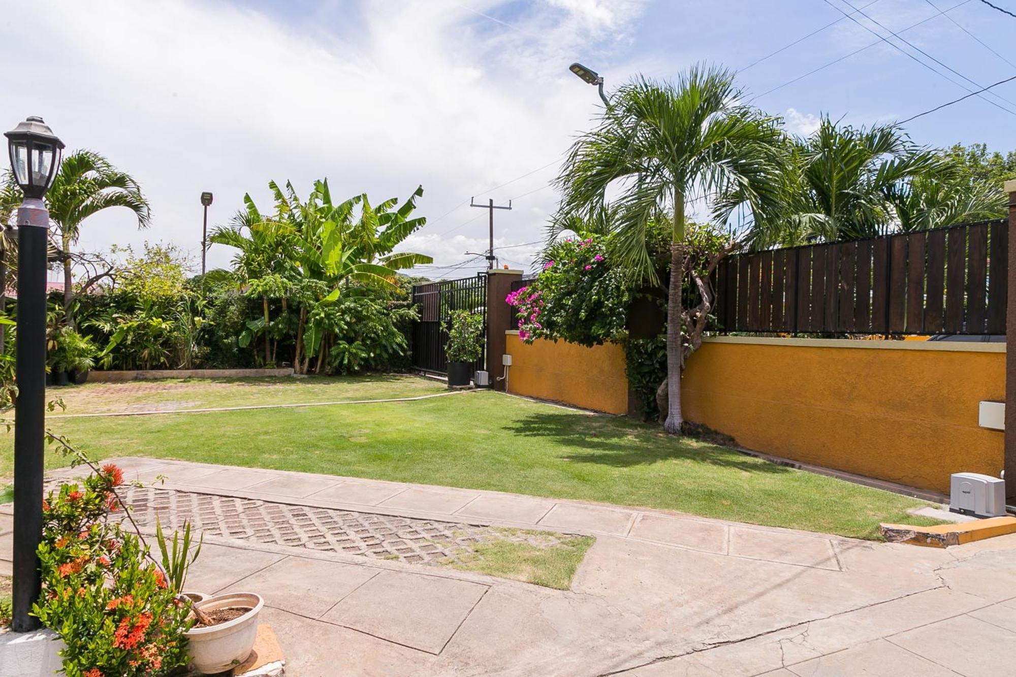Apartamento Botanic Bliss Living In Kingston Exterior foto
