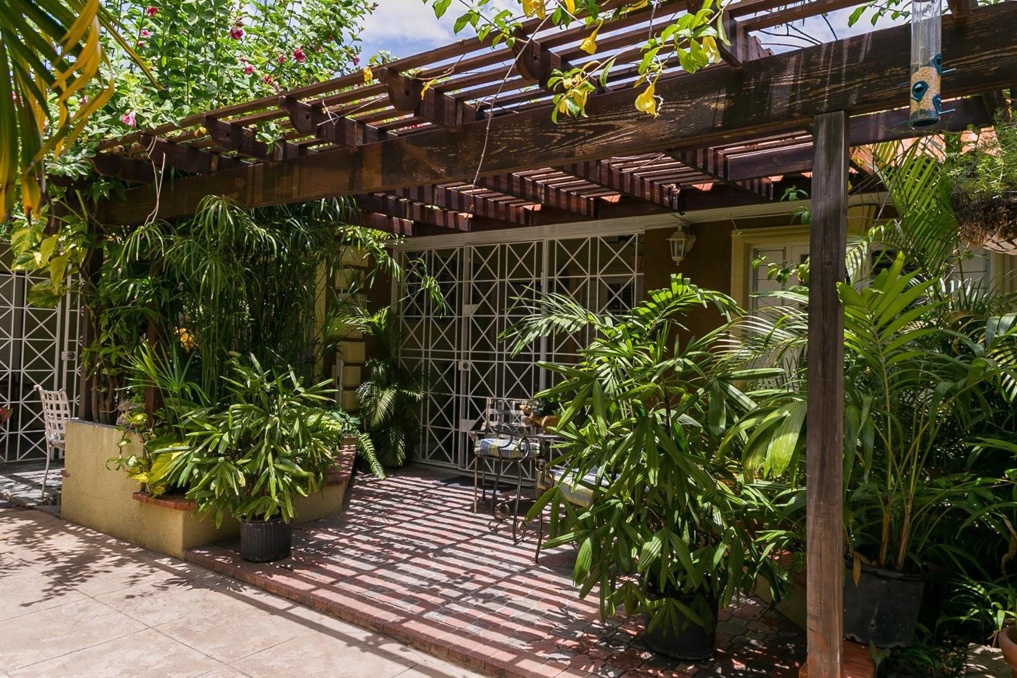 Apartamento Botanic Bliss Living In Kingston Exterior foto